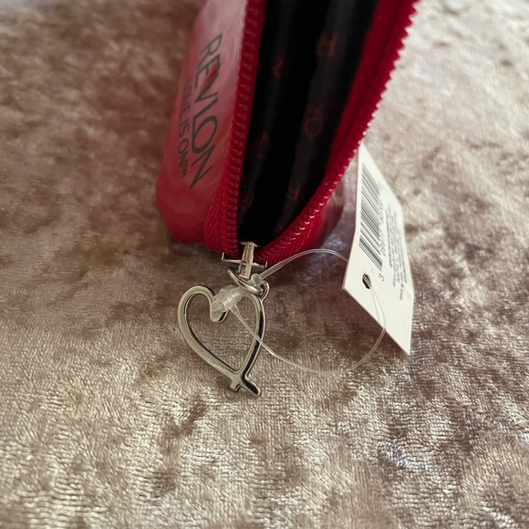 Revlon shiny red makeup bag - Picture 3 of 4